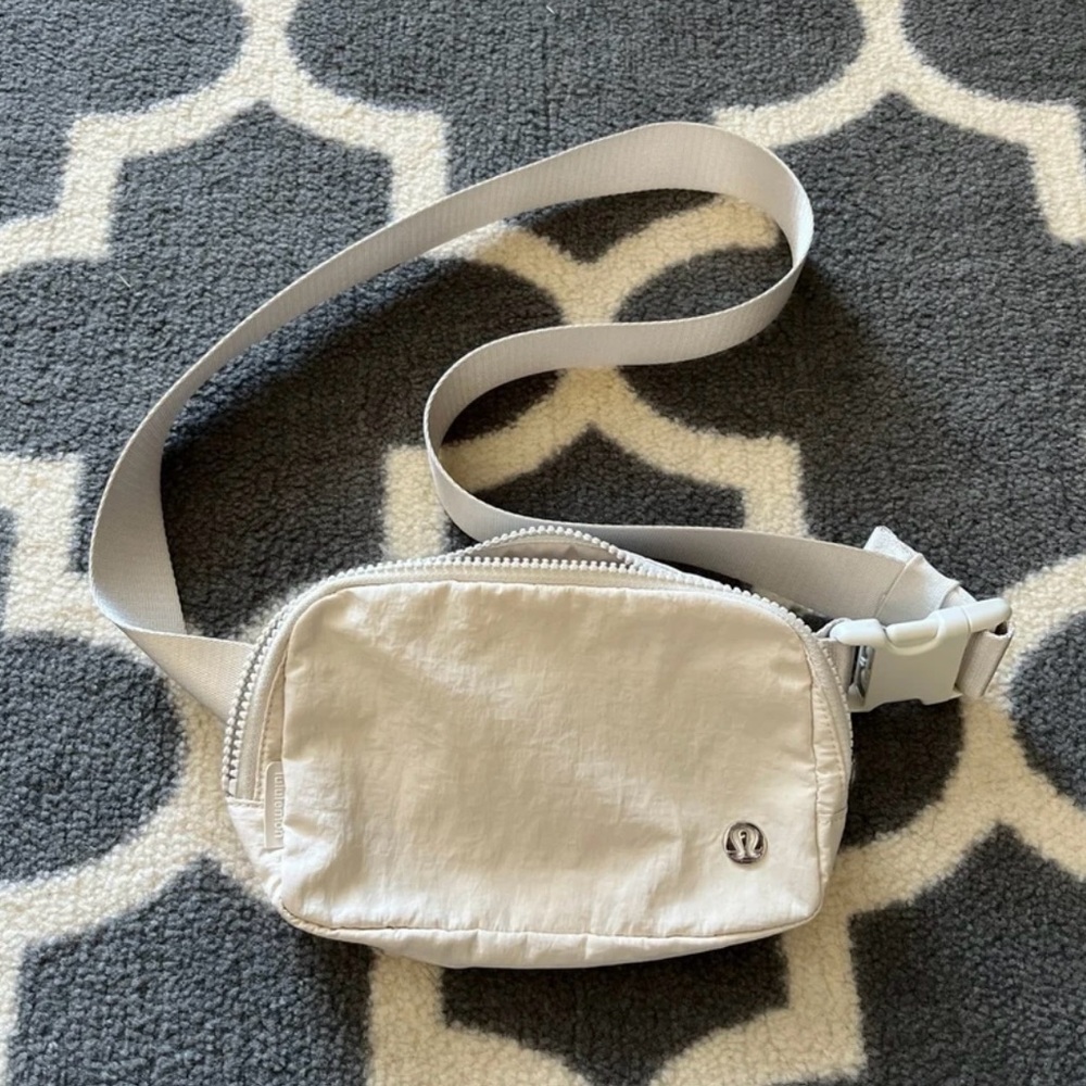 Lululemon everywhere belt bag crossbody  1L